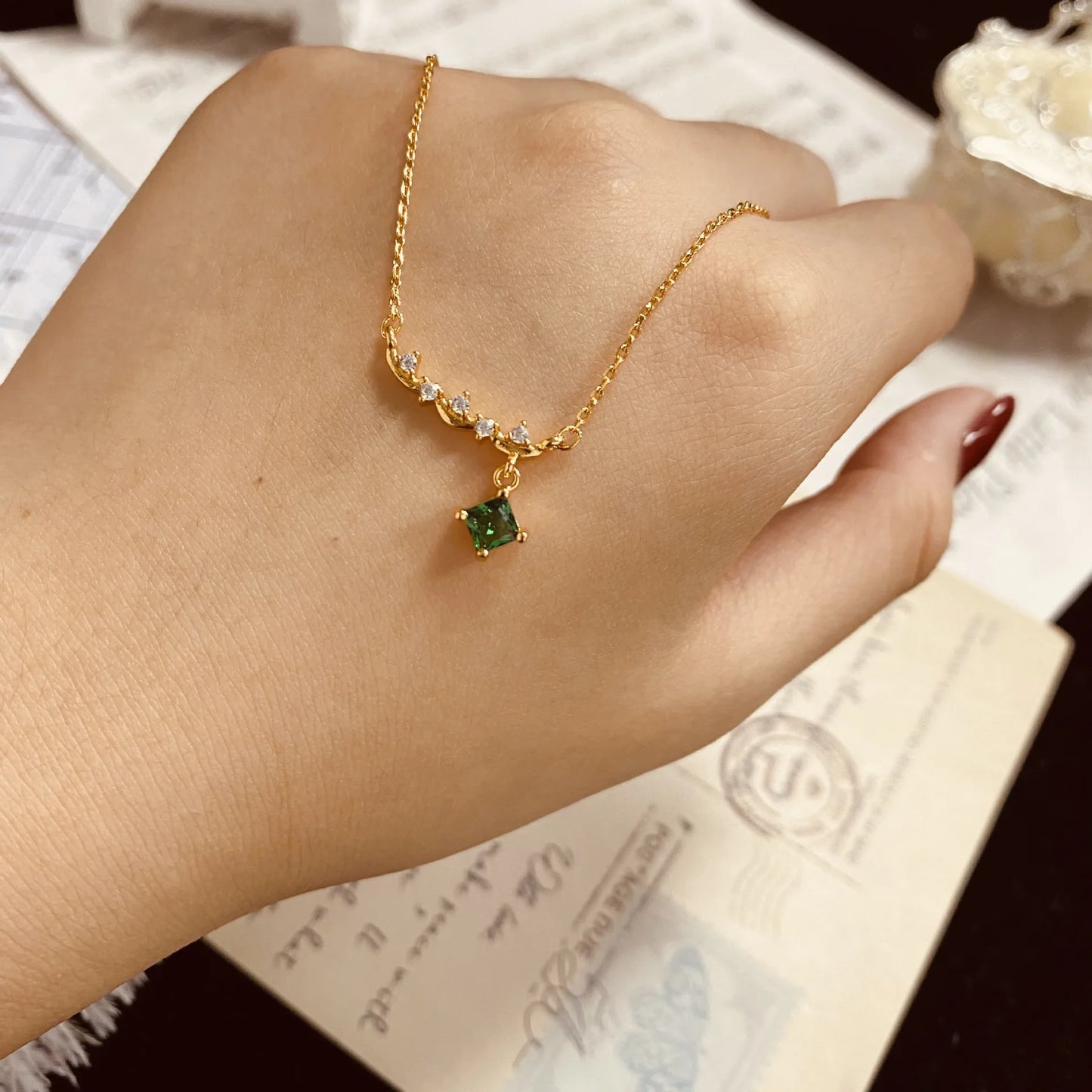 Smile Necklaces for Women Simple Emerald Pendant Zircon Choker